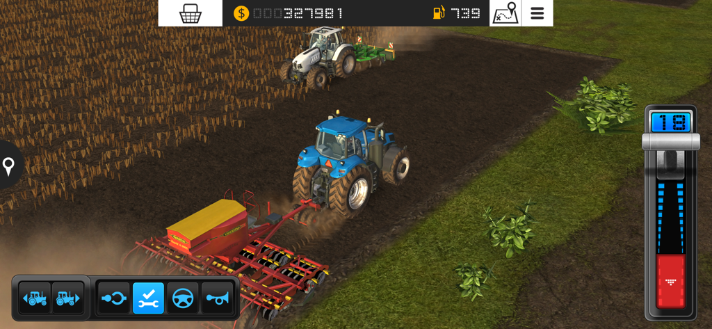 Farming Simulator 16 - Gameplay von Farming Simulator 16, das einen blauen Traktor mit angehängtem Sämaschinen und einen weißen Traktor bei der Feldarbeit zeigt