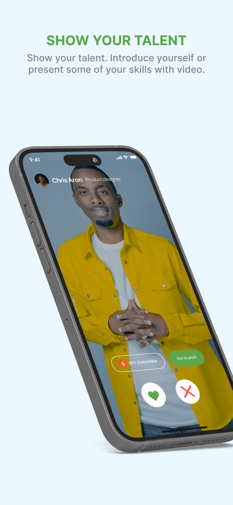 EdoMatch 채용 앱의 제품 디자이너를 위한 비디오 이력서 프로필을 보여주는 스마트폰