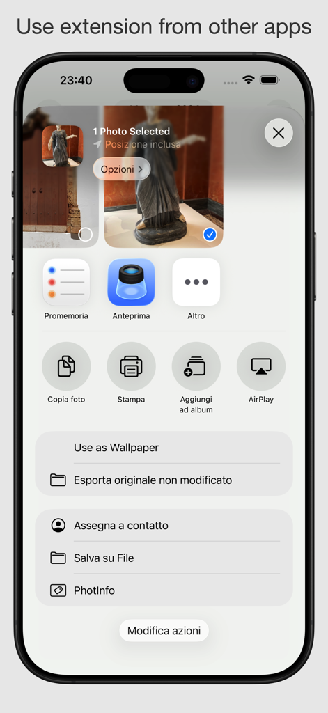 PhotInfo - iPhone 화면으로, iOS 공유 시트 메뉴 내에서 사용 가능한 PhotInfo 앱 확장을 보여줍니다.