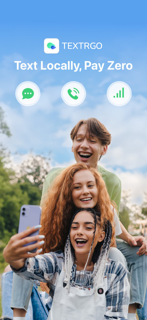 Textr Go: Personal Text & Call - Três amigos jovens sorrindo e tirando uma selfie sob o logotipo do Textr Go com o slogan Text Locally Pay Zero.