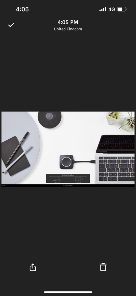 Laptop mit eingestecktem ClickShare-Button für eine drahtlose Besprechungsraum-Präsentation