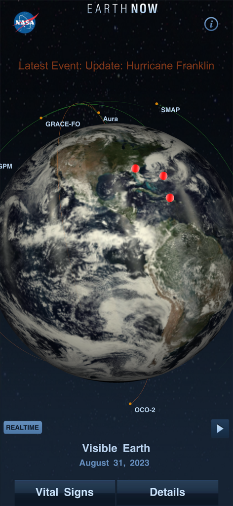 Aplicativo NASA Earth Now exibindo um globo 3D com órbitas de satélite e marcadores de eventos climáticos em tempo real