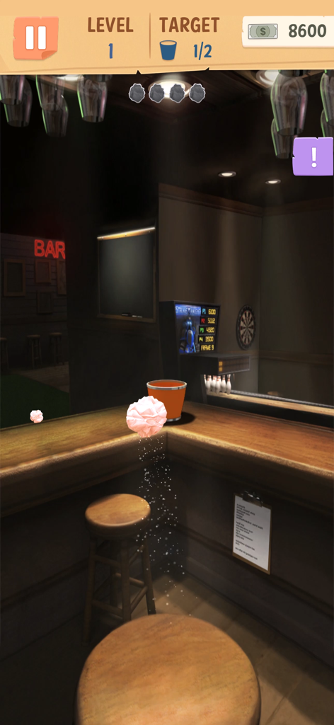 Una bola de papel siendo lanzada a una papelera en un bar en el juego móvil Office Paper Toss