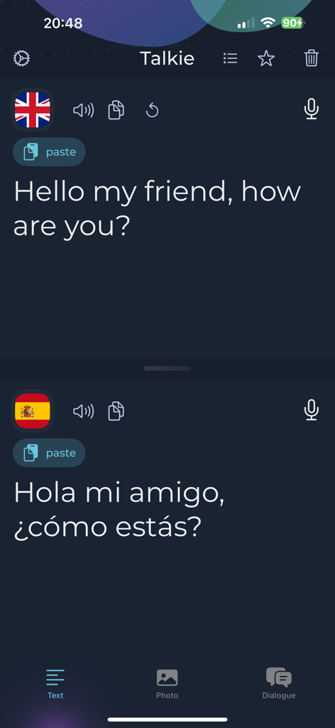 Talking Translator: Voice,Text - Interfaz de la aplicación traductora Talkie que muestra una traducción de texto del inglés al español en modo oscuro.