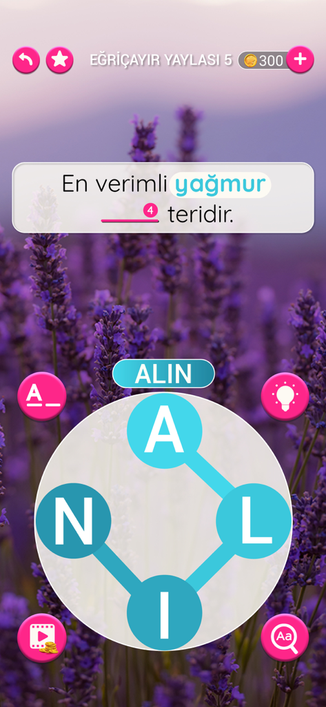 라벤더 꽃 배경 위에 터키어 인용문이 있는 Kelime Gezmece 2 단어 퍼즐 게임 플레이 화면