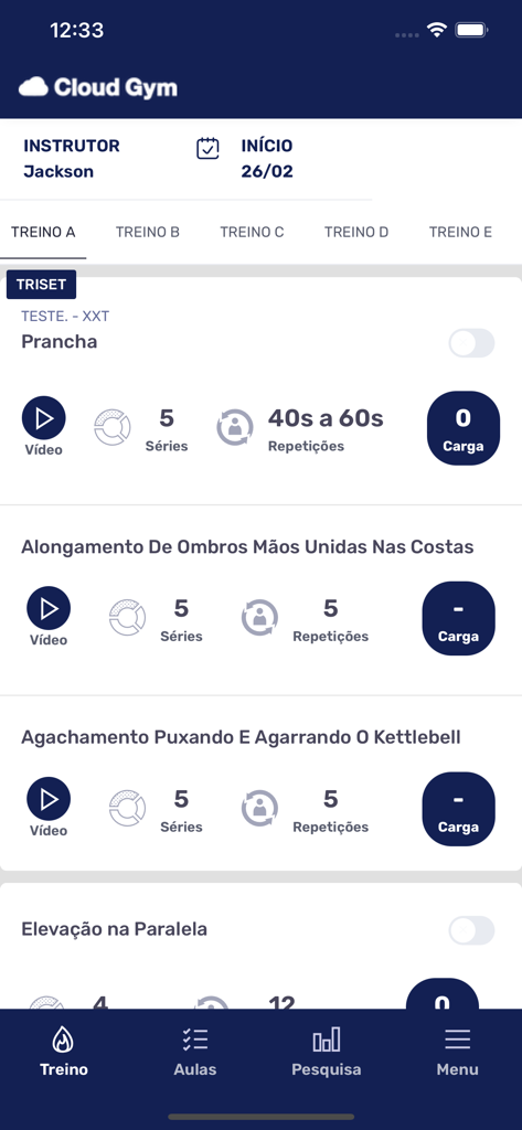 Cloud Gym - Interface do app Cloud Gym exibindo um plano de treino personalizado com nomes de exercícios e métricas de treinamento