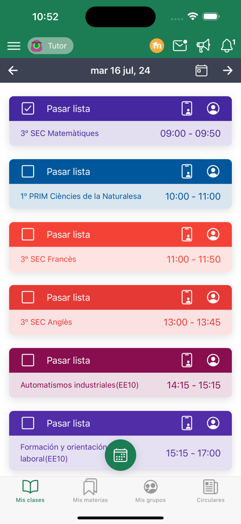 Esemtia Aula - Interfaz de la aplicación móvil Esemtia Aula que muestra el horario de clases diario de un profesor con opciones de seguimiento de asistencia