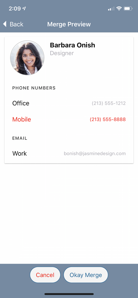 Tela de Prévia da Mesclagem no aplicativo Contatos por Empresa mostrando os detalhes de contato de Barbara Onish