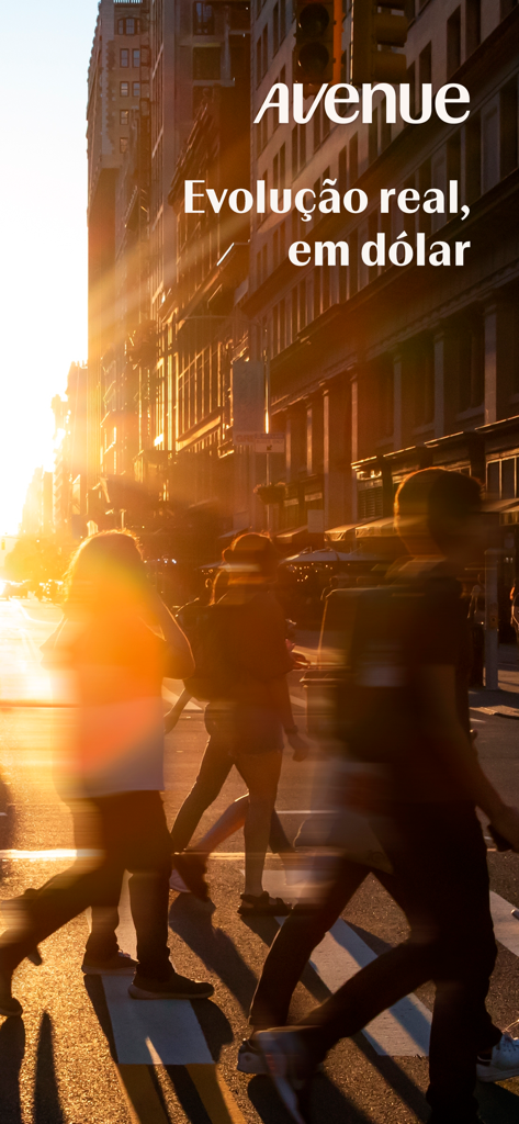 Écran de l'application Avenue montrant des gens marchant dans une ville au coucher du soleil avec un texte sur l'investissement en dollars