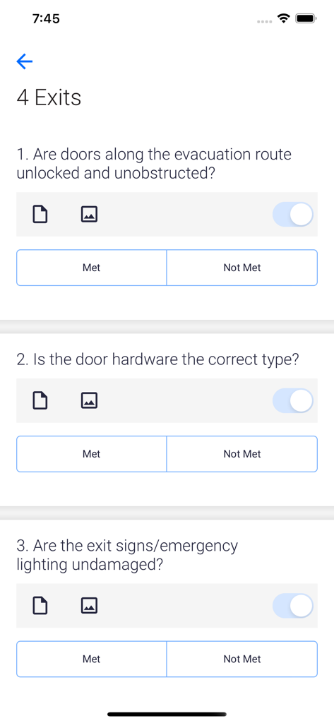 Interface de l'application mobile montrant une liste de contrôle d'inspection de sécurité pour les sorties de secours avec les options satisfaites et non satisfaites.