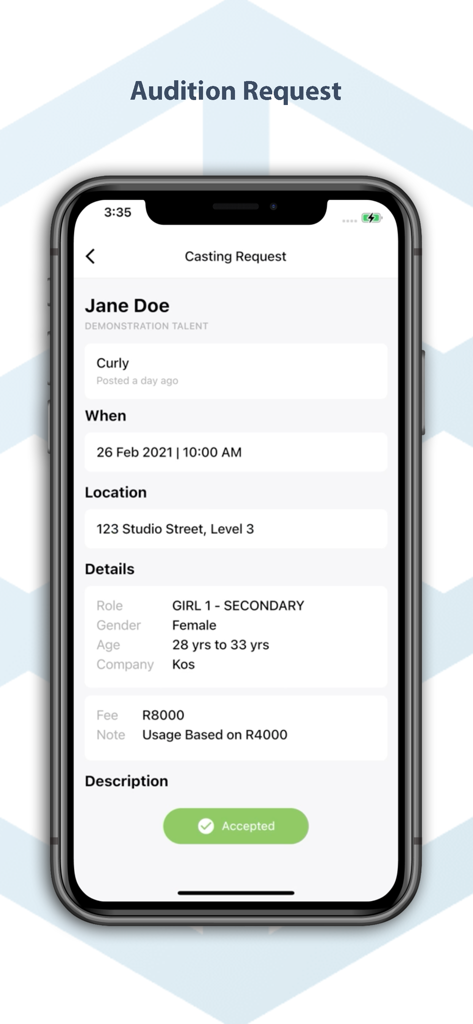 Una pantalla móvil que muestra una solicitud de audición detallada con información del rol y detalles de casting en la app You Me and Co.