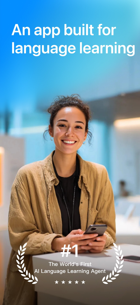 Una mujer joven sonriente sosteniendo un smartphone con la aplicación de aprendizaje de idiomas Midoo AI.