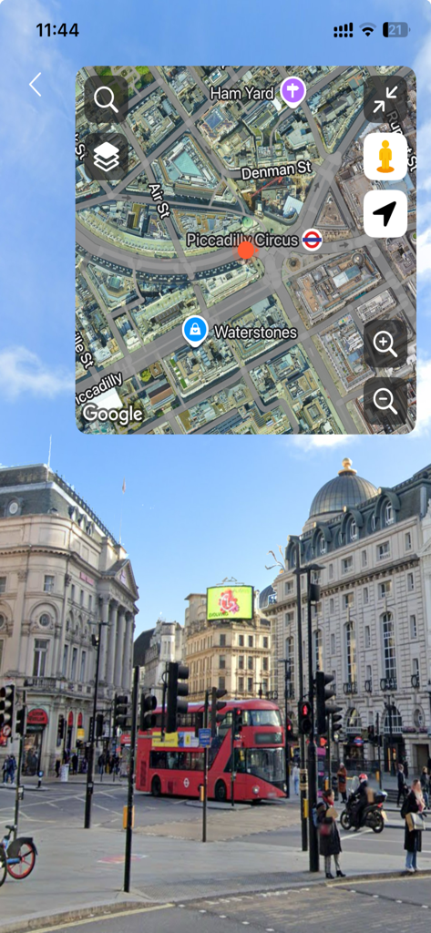 Live Street View :Earth Camera - Interfaz de la aplicación mostrando un mapa satelital y vista de calle de Piccadilly Circus en Londres
