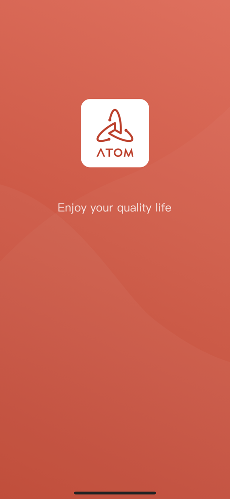 ATOM - スマートライフ - ATOMアプリのスプラッシュスクリーン。ロゴとスローガン「enjoy your quality life」が表示されています。