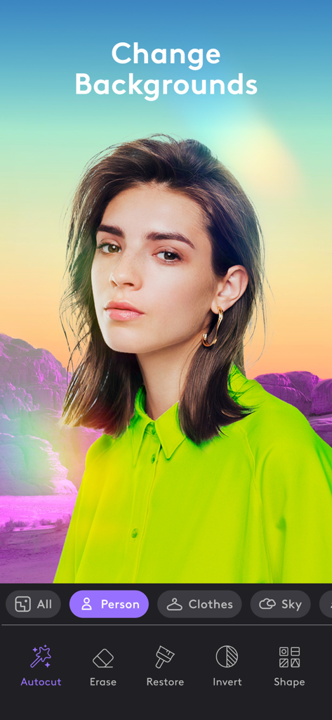 Photoleap-App-Oberfläche, die die Funktion zum Ändern des Hintergrunds mit einem bearbeiteten Porträt einer Frau vor surrealen lila Bergen zeigt