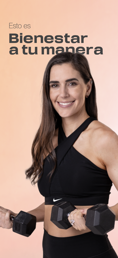 Smiling woman holding dumbbells with Spanish text Bienestar a tu manera