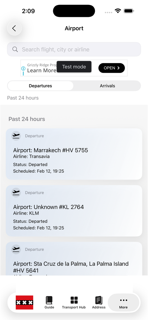 Pantalla de la aplicación Amsterdam Subway Map que muestra salidas de vuelos del Aeropuerto de Schiphol y una barra de búsqueda de seguimiento de vuelos.