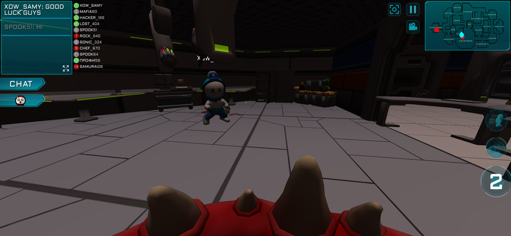 Imposter 3D: online horror - Vista en primera persona de un personaje monstruo acechando a un mini astronauta en una habitación oscura con interfaz de juego