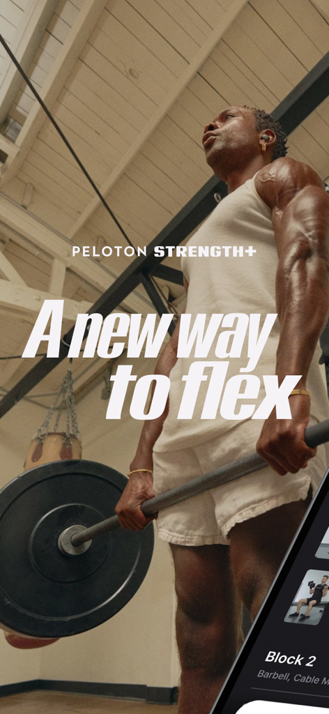 Peloton Strength+ - Un hombre musculoso realizando un levantamiento con barra en un gimnasio para la aplicación Peloton Strength plus