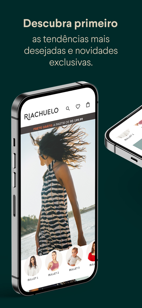 Un smartphone mostrando la pantalla de inicio de la app de moda Riachuelo con una mujer con un vestido estampado y categorías de tiendas