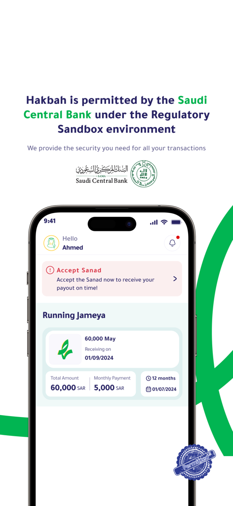 هكبه | Hakbah - Interface da aplicação Hakbah num smartphone mostrando detalhes de poupança social e aviso de aprovação regulatória do Banco Central Saudita.