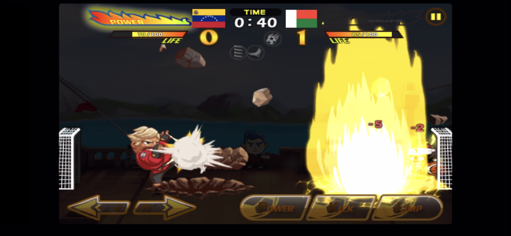 Head Soccer - Uma captura de tela de partida do Head Soccer mostrando um personagem usando um poderoso chute letal de fogo contra um oponente.