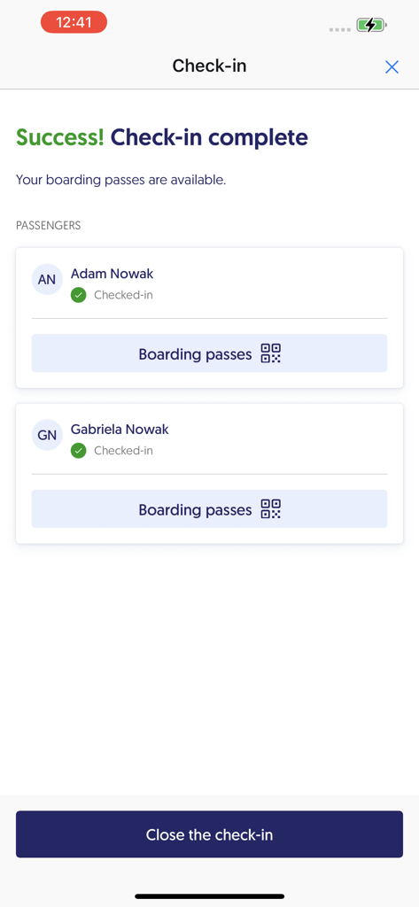LOTポーランド航空アプリのチェックイン成功確認画面。2名の乗客の搭乗券が利用可能であることを表示しています。
