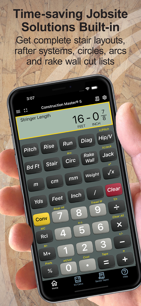 Un smartphone affichant l'application de calcul Construction Master 5 avec une mesure de chantier en pieds et en pouces
