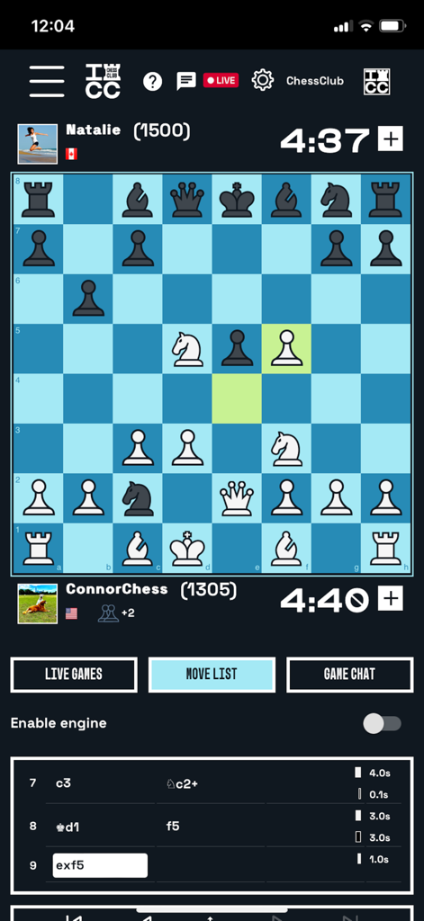 Interfaz de juego de ajedrez en línea en vivo con el tablero y las estadísticas del jugador en la aplicación ICC
