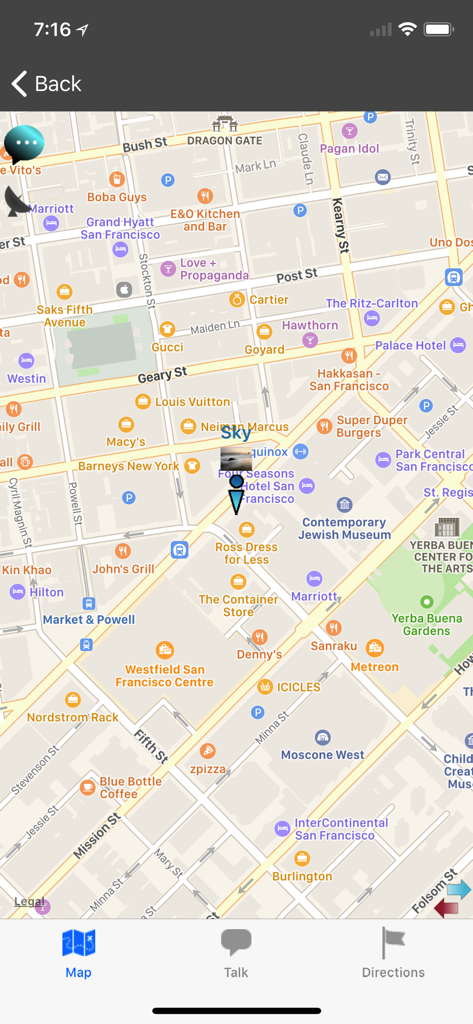 Una pantalla de aplicación móvil que muestra un mapa de ubicación en tiempo real del centro de San Francisco con iconos de navegación y chat.