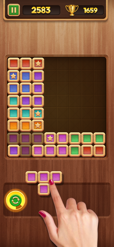 Una mano arrastrando un bloque de madera morado al tablero de juego en Block Puzzle Star Finder.