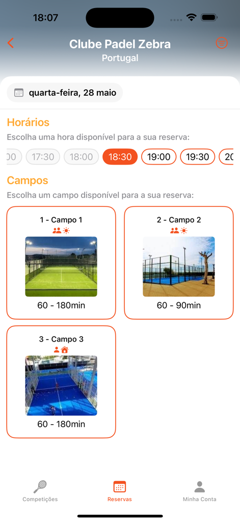 PadelTeams - Interface of the PadelTeams app showing available court times and specific padel courts for booking at a club.
