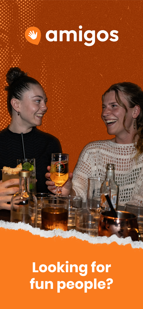 Amigos - Meet fun people - Amigosアプリのロゴと「楽しい仲間を探そう」というテキストと共に、楽しそうに笑ってお酒を持っている二人の若い女性