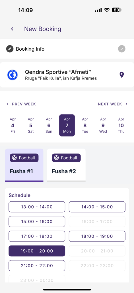Squadin - Squadin app interface for booking a football field showing date selection and available time slots