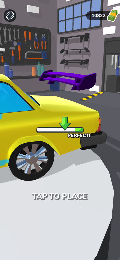 Car Master 3D - Un giocatore che installa uno spoiler viola su un'auto gialla nel simulatore di garage Car Master 3D