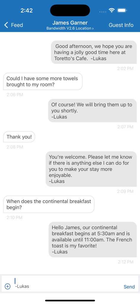 Aplicativo móvel Kipsu exibindo uma conversa em tempo real entre um membro da equipe do hotel e um hóspede sobre serviços.