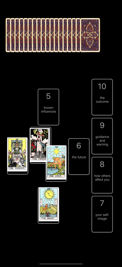 Mystic Tarot - Interfaz de la aplicación Mystic Tarot mostrando una tirada de cartas digital con cartas Rider-Waite restauradas