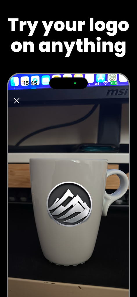 AI Logo Maker · Logo Generator - Un logo de montaña simulado en una taza de café blanca a través de la interfaz de la aplicación AI Logo Maker.