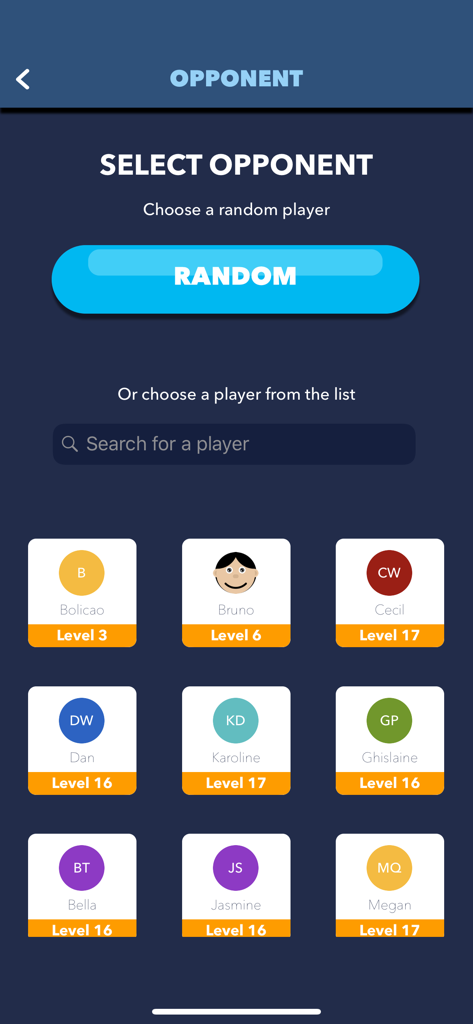 Pantalla de la aplicación Trivial Multiplayer Quiz que muestra opciones para elegir un oponente aleatorio o seleccionar un jugador de una lista con sus niveles.