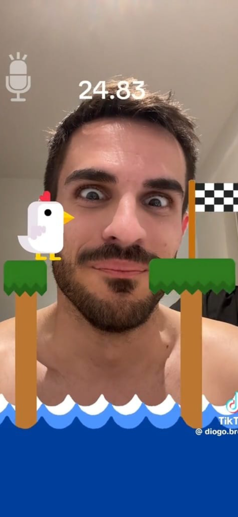 Ein Mann spielt das Chicken Scream Challenge Spiel und benutzt Sprachsteuerung, um ein Cartoon-Huhn über Plattformen zu leiten