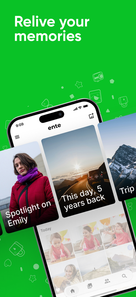 Tela do aplicativo móvel Ente Photos mostrando o recurso 'Relembre suas memórias' com cartões de destaque de fotos.