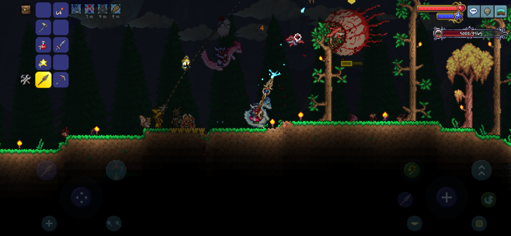 Un personaje jugador luchando contra el jefe Ojo de Cthulhu en un bosque por la noche en Terraria móvil.