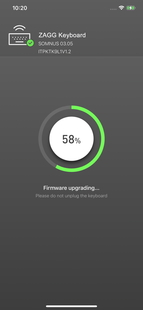 Pantalla de la aplicación Teclado ZAGG que muestra una barra de progreso circular de actualización de firmware al 58 por ciento.