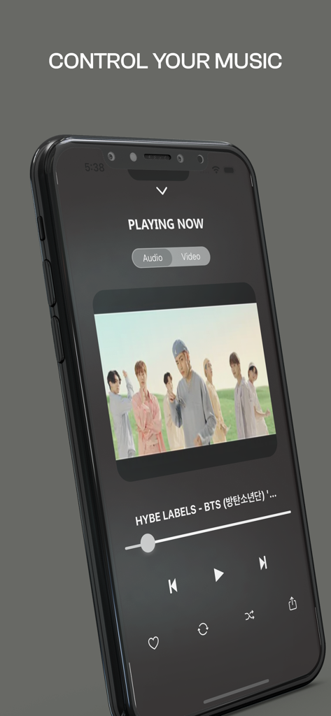 Music Player ‣ Video Streaming - Pantalla del iPhone mostrando una interfaz de reproductor de música con la reproducción de un vídeo musical y botones de control