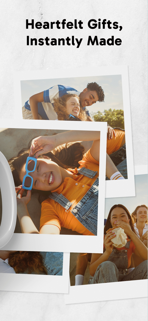 Une collection de photos imprimées avec le titre "Cadeaux Sincères Instantanément Réalisés".