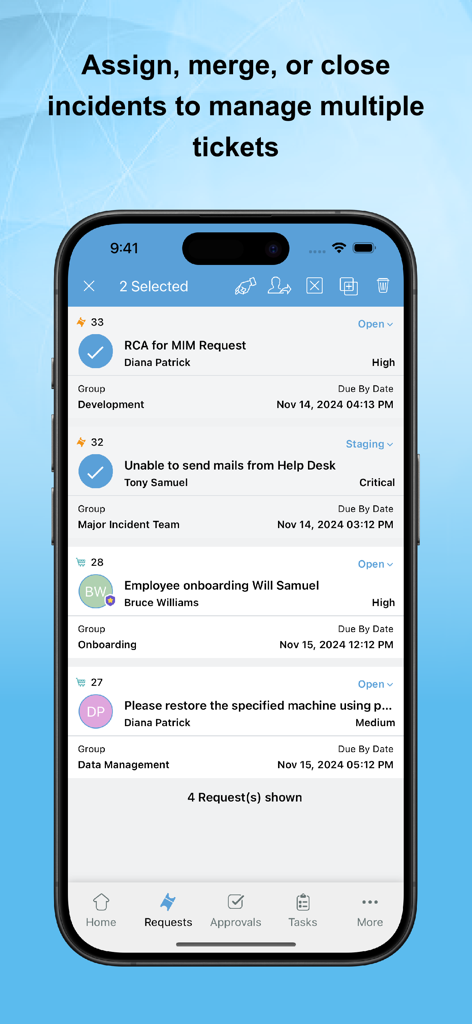 Interface de l'application mobile Zoho ServiceDesk Plus MSP montrant une liste de tickets de support TI avec des actions groupées pour l'attribution, la fusion et la clôture d'incidents