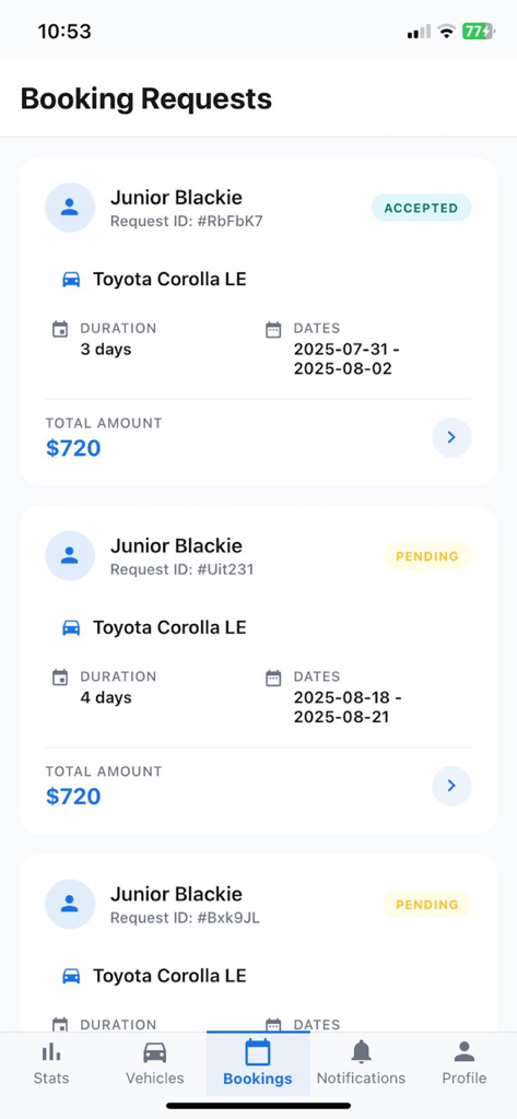 RentMe Grenada - 렌트미 그레나다 앱의 모바일 화면, 수락 및 보류 중인 여행 상태 표시기가 있는 P2P 자동차 렌탈 예약 요청 목록 표시