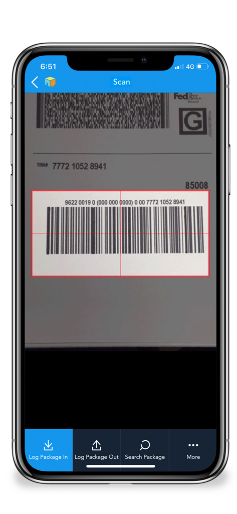 Aplicación móvil Notifii Track escaneando el código de barras de un paquete.