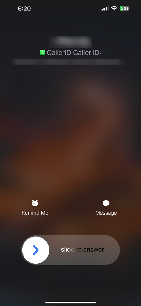 Ecrã de chamada recebida no iPhone mostrando a aplicação CallerID a identificar um autor da chamada com a opção de deslizar para atender