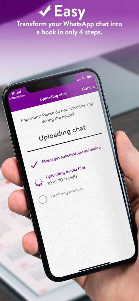 zapptalesアプリがWhatsAppチャットをアップロードしてカスタムブックを作成しているスマートフォンを持つ手